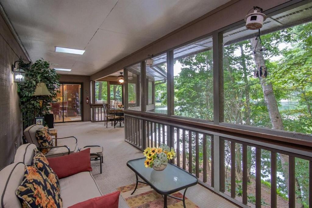Connestee Lakefront Retreat · Lakefront Retreat in Connestee Fal - Tap to explore photos