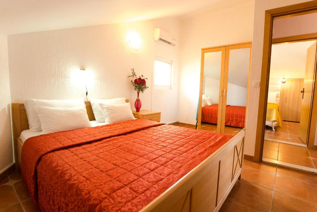 Апартаменты (Апартаменты с 3 спальнями и видом на море), Apartments Sofija