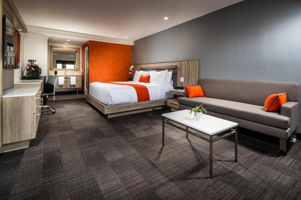 Canoga Hotel at Warner Center image