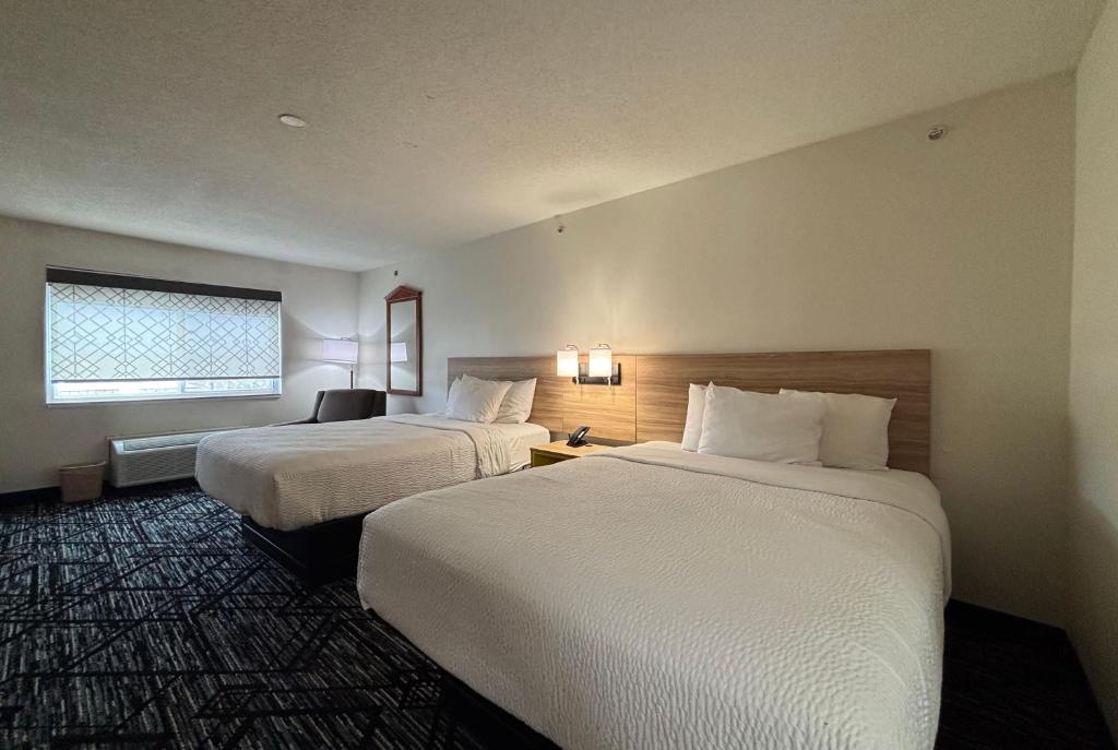 Baymont by Wyndham Decatur IL North - Tap to explore photos