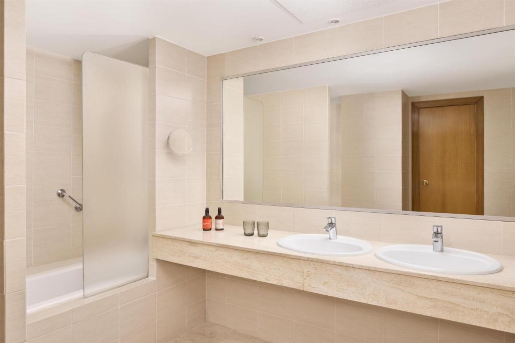 iStay by NH Ciudad de Valencia Hotel - Tap to explore photos