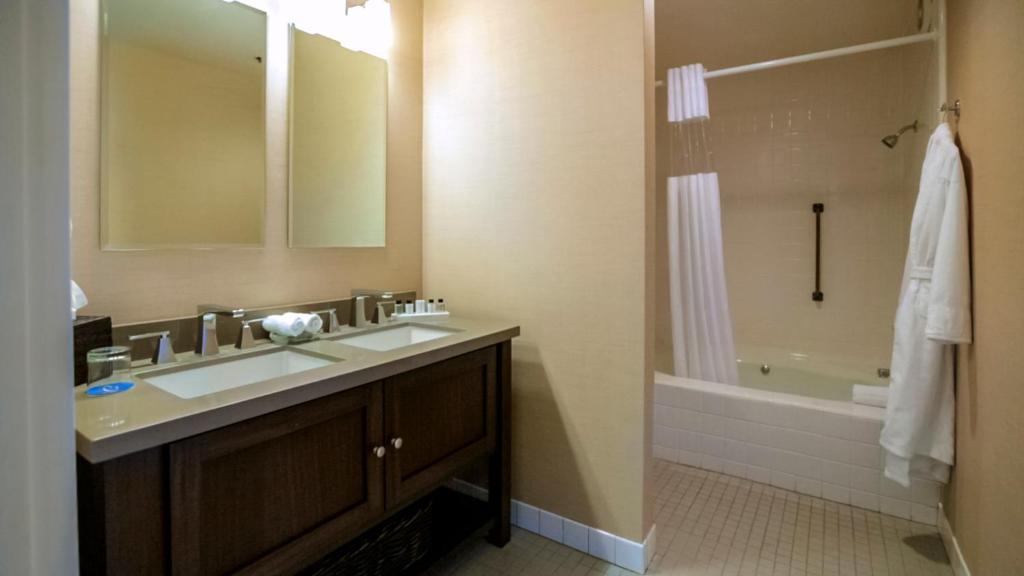 Cupertino Hotel Room Type - Fireplace Suite