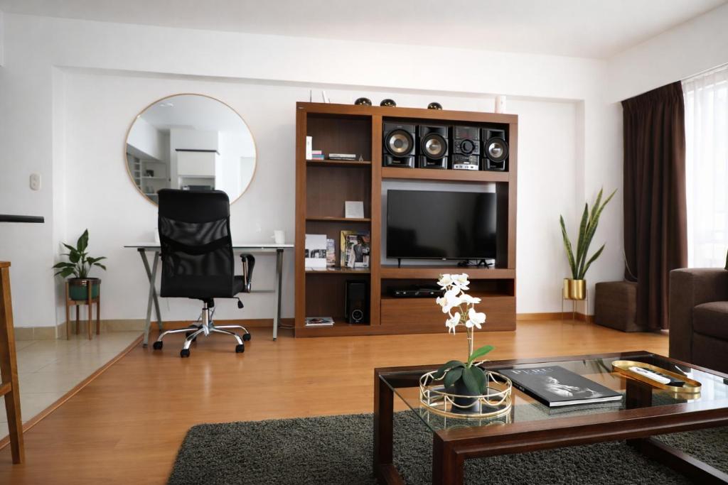 Miraflores NEST Tripoli, King Bed, AC , 1000 Mb, Near Malecón & Love Park - Tap to explore photos