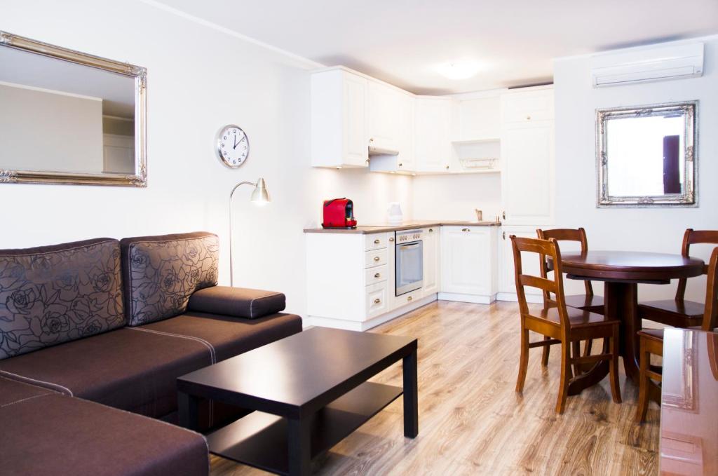 Апартаменты (Улучшенные апартаменты с 1 спальней и балконом - 16 этаж), Hosapartments City Center