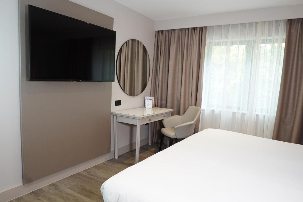 Mercure Dartford Brands Hatch Hotel & Spa Room Type - Deluxe King Room - High Floor