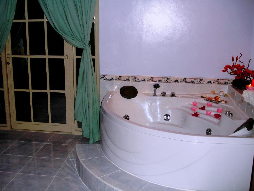 Pacific Breeze Hotel and Resort photo 1