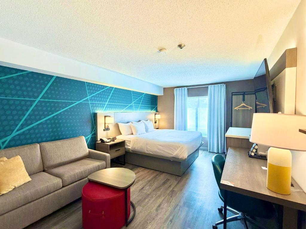 Comfort Suites London - Tap to explore photos