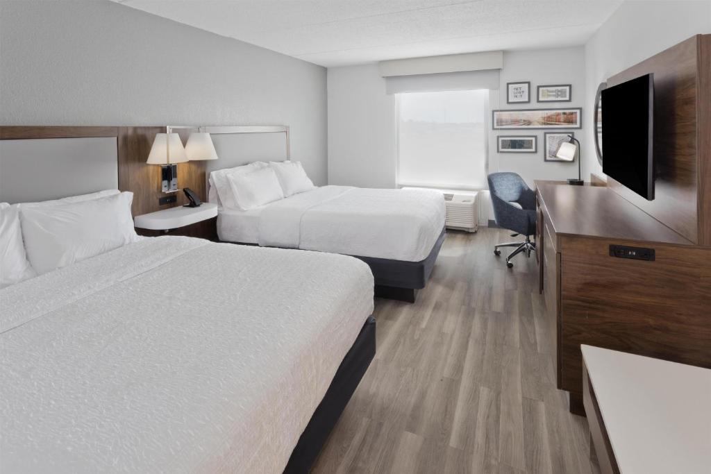 Hampton Inn & Suites by Hilton Lanett-West Point - Tap to explore photos