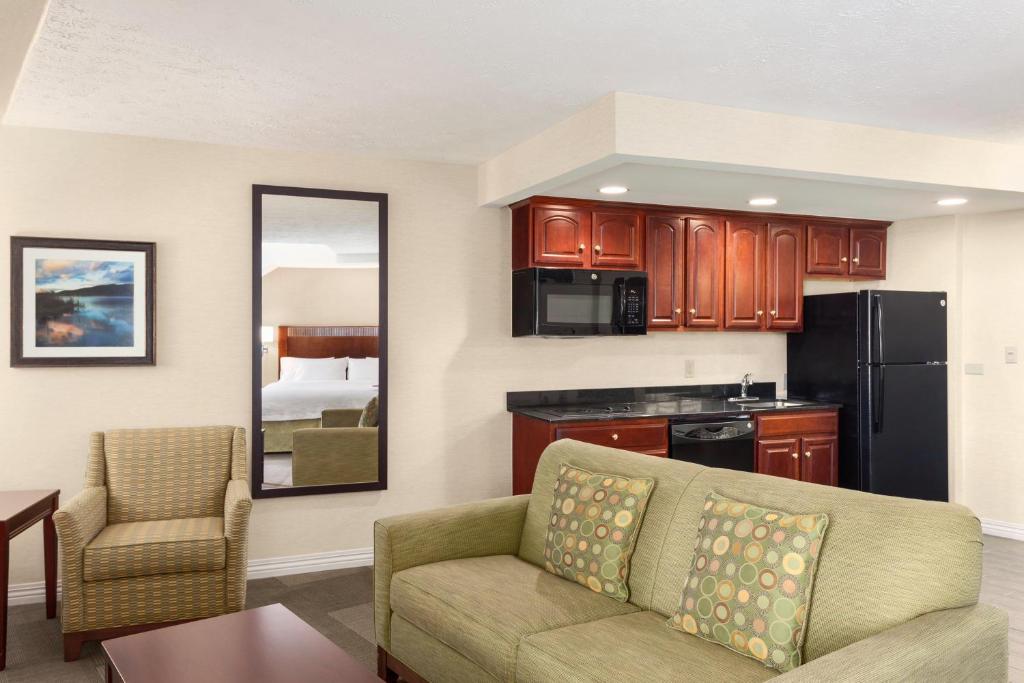 Hampton Inn by Hilton Colchester - Tap to explore photos