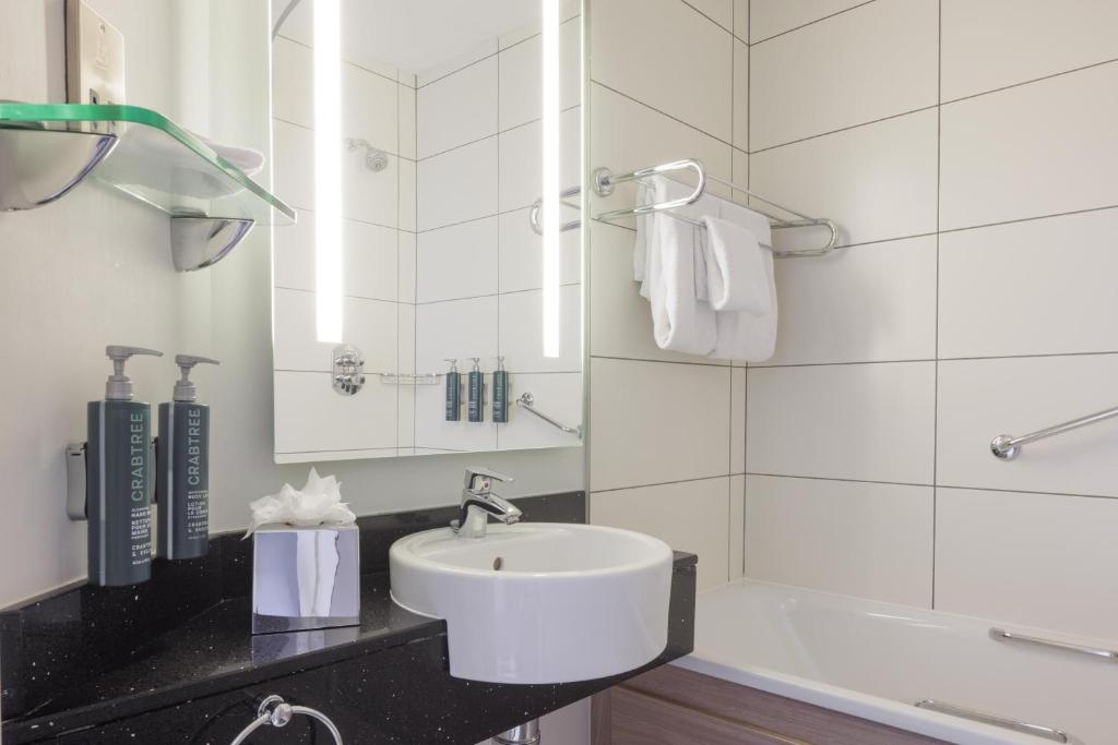 Hilton Garden Inn Dublin City Centre Room Type - Twin Room with One Double and One Single Bed