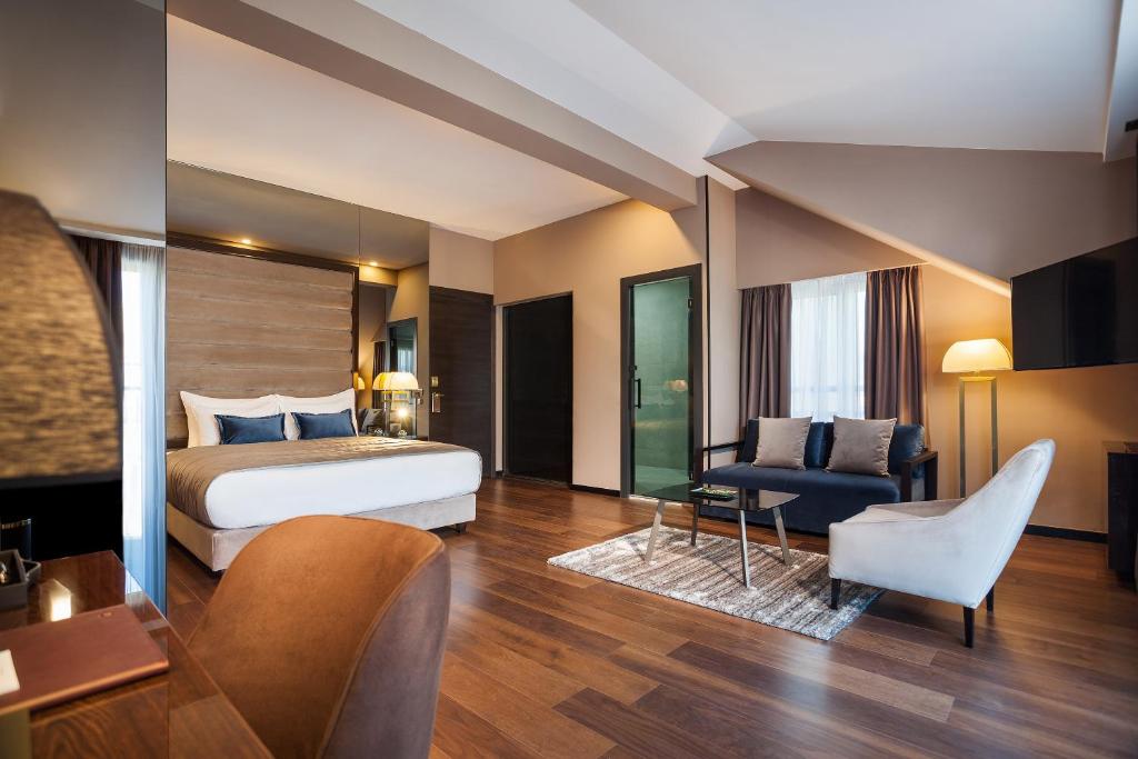 Сьюит (Полулюкс с балконом), SAINT TEN Hotel