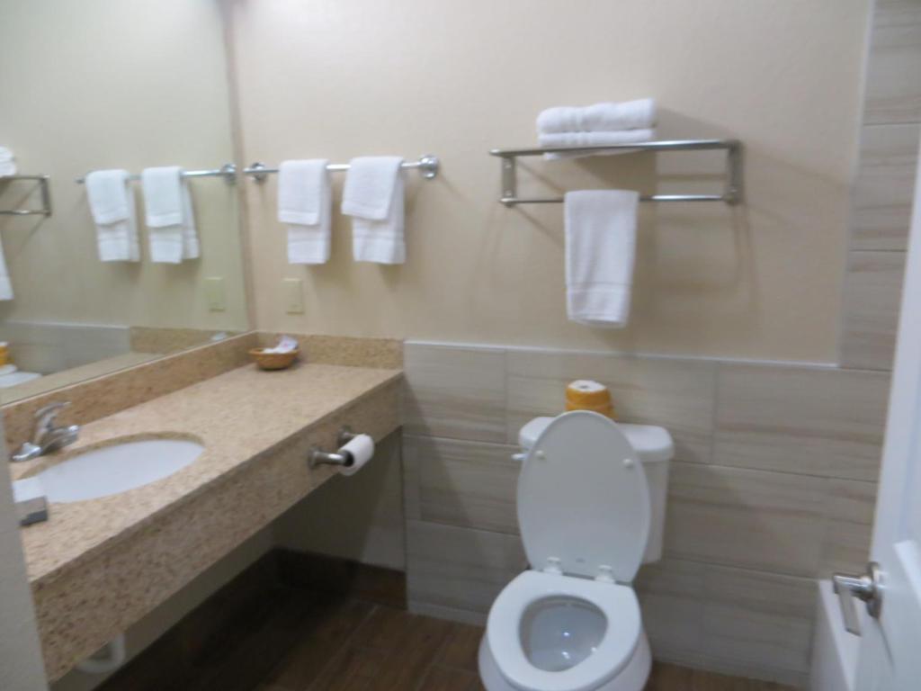 Scottish Inn & Suites Baytown - Tap to explore photos