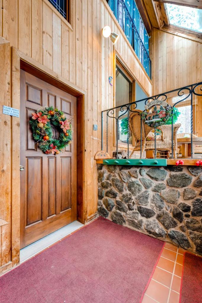 Four-Bedroom House at Red Feather with Hot Tub photo 4