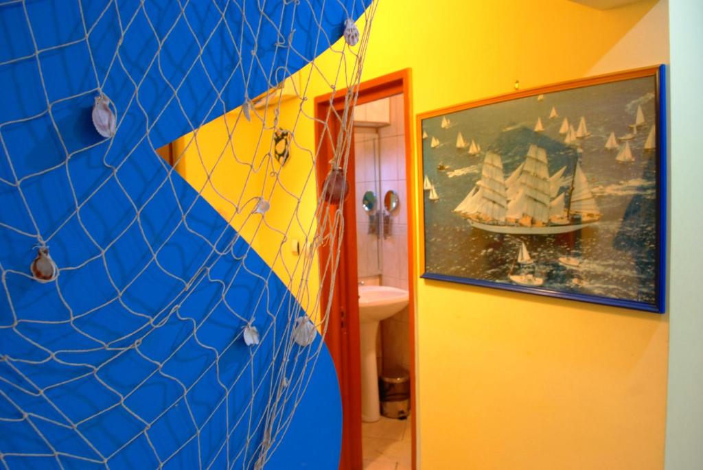 Апартаменты (Улучшенный номер-студио с балконом (для 3 взрослых)), Sunny Old Town Apartments