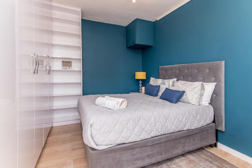 Stylish 1-Bed near Sea Point Promenade - Tap to explore photos