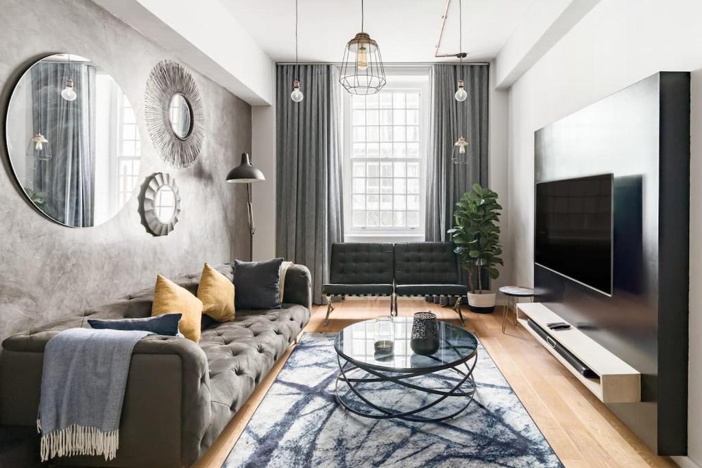 Retro-modern Cape Town City 2-bed with pool - Tap to explore photos