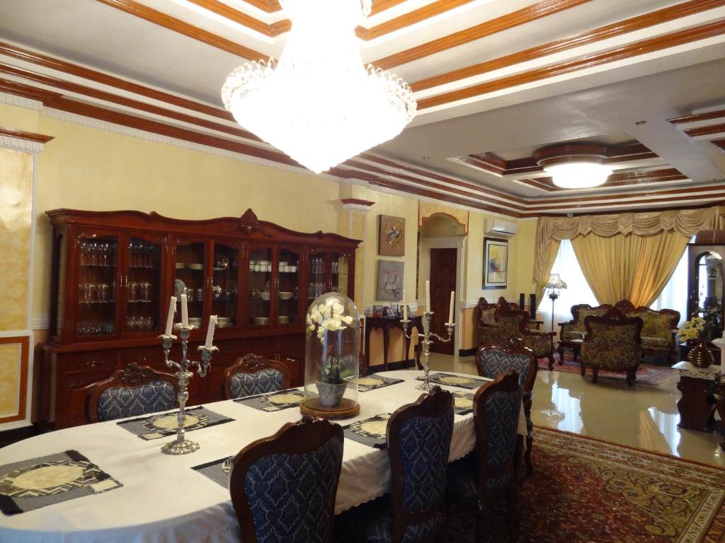 The Executive Villa Inn & Suites photo 3