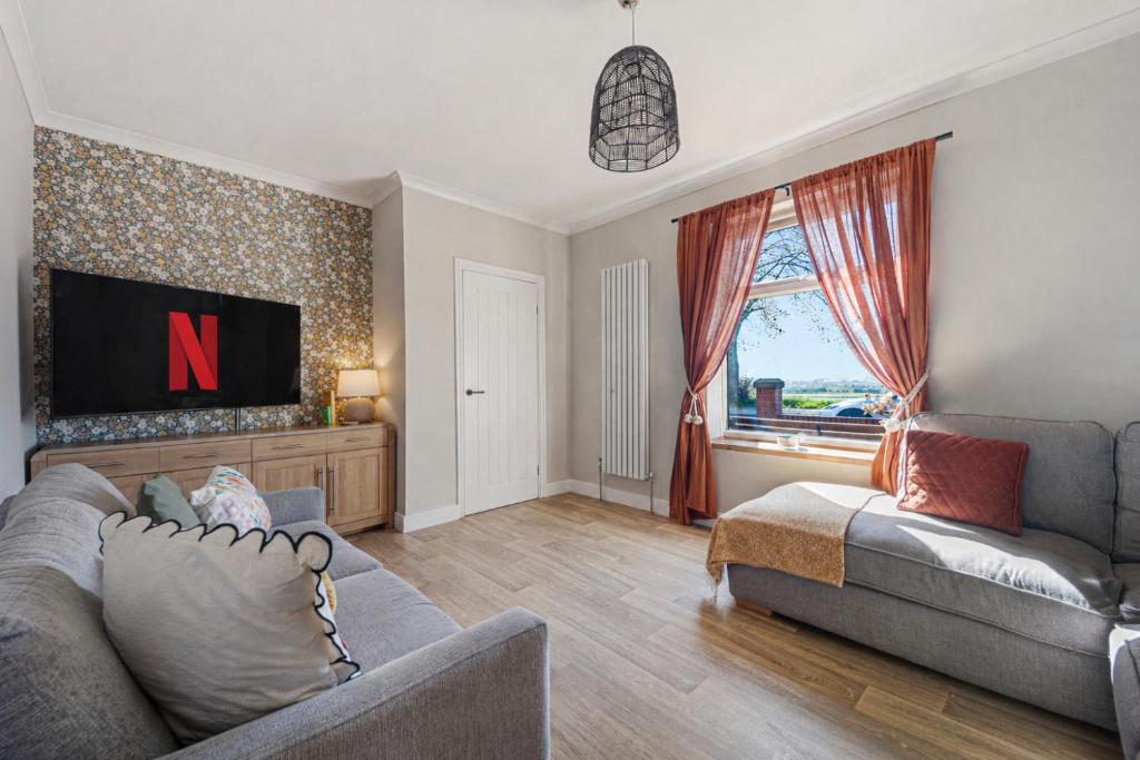 Panoramic Sunset Views - Ample Parking & Sleeps 5 - Tap to explore photos
