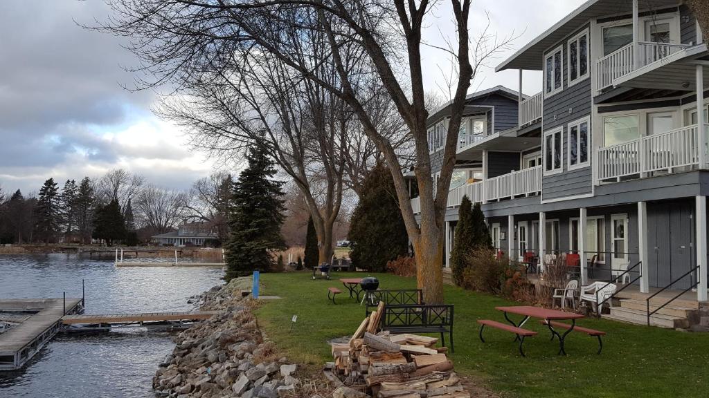 Snug Harbor Inn image