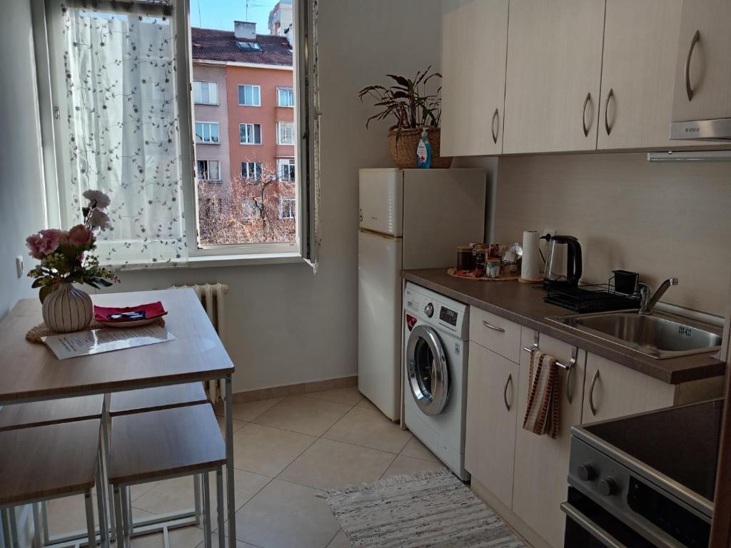 Central Sofia Apt Separate Kitchen, Singer Work Desk, Fast WiFi & Metro - Tap to explore photos