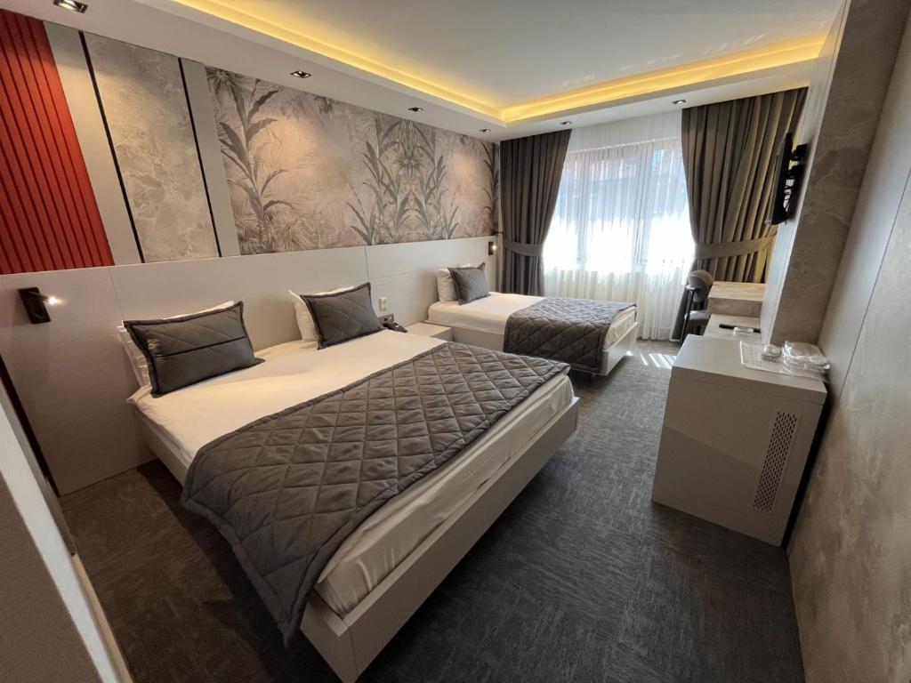 Starton Hotel Room Type - Deluxe Triple Room, City View