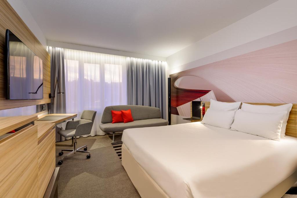 Трехместный (Улучшенный номер с кроватью размера «queen-size»), Novotel Köln City