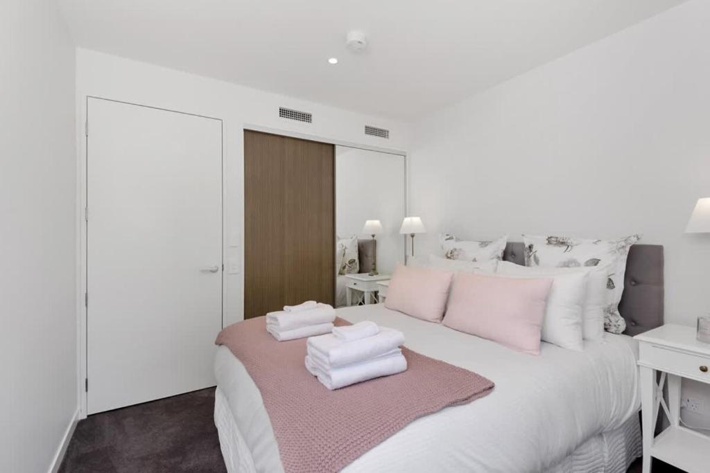 Latimer View Apartment - Tap to explore photos