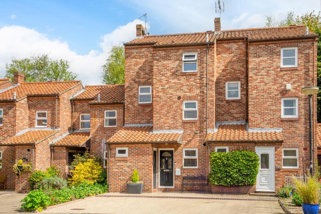 12 Pear Tree House