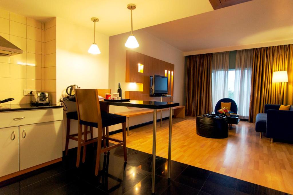 Апартаменты (One-Bedroom Suite with 25% Discount on Food & Beverages), Hotel Royal Orchid