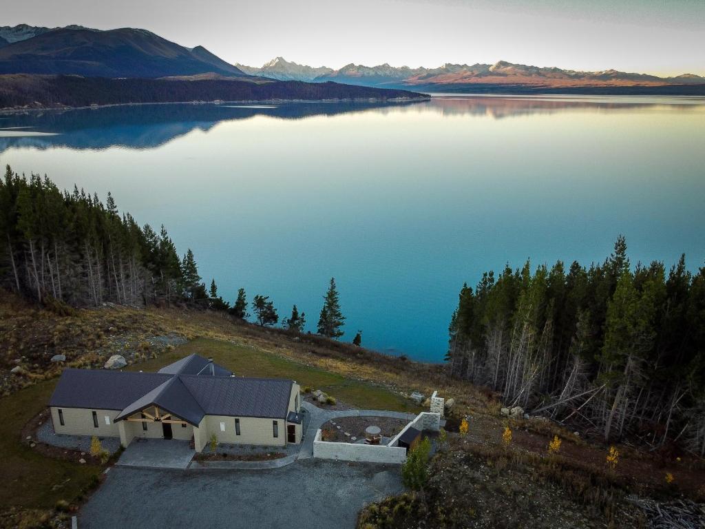 Mt Cook Lakeside Retreat - Tap to explore photos