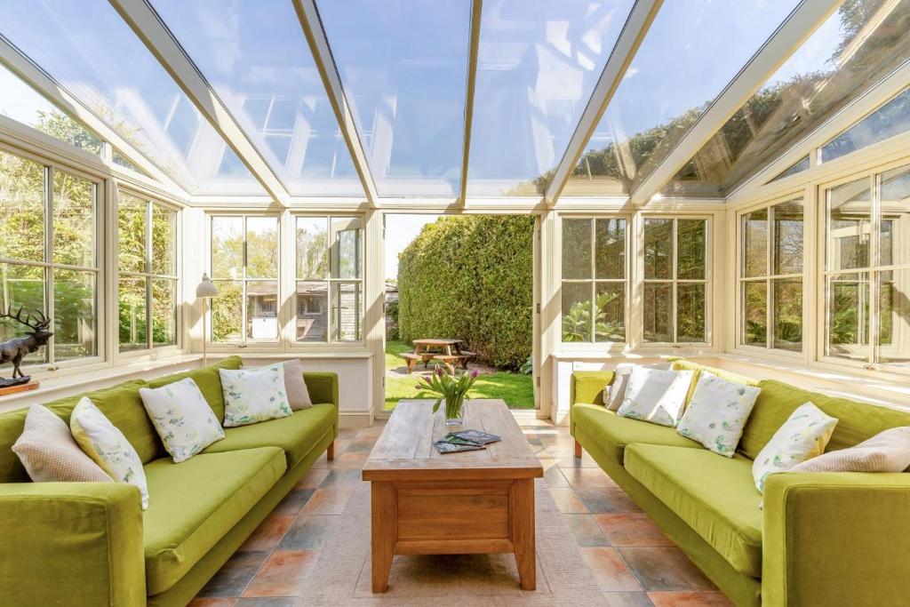 5 Bed in Fordingbridge oc-nfl35 - Tap to explore photos