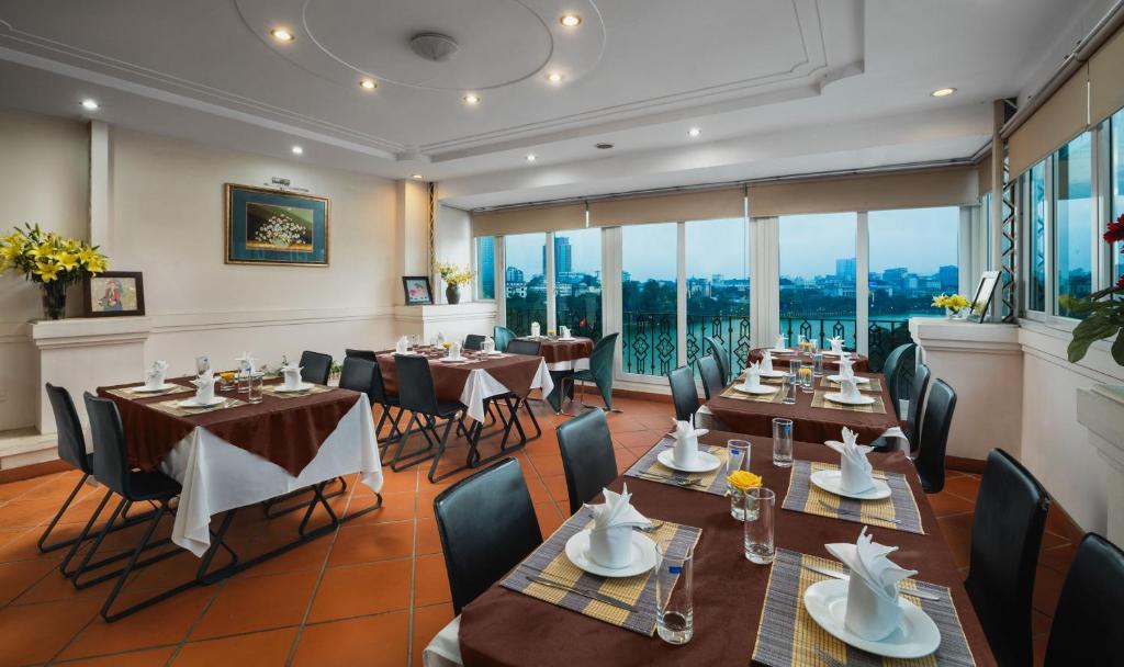 Khách sạn Golden Lakeside 