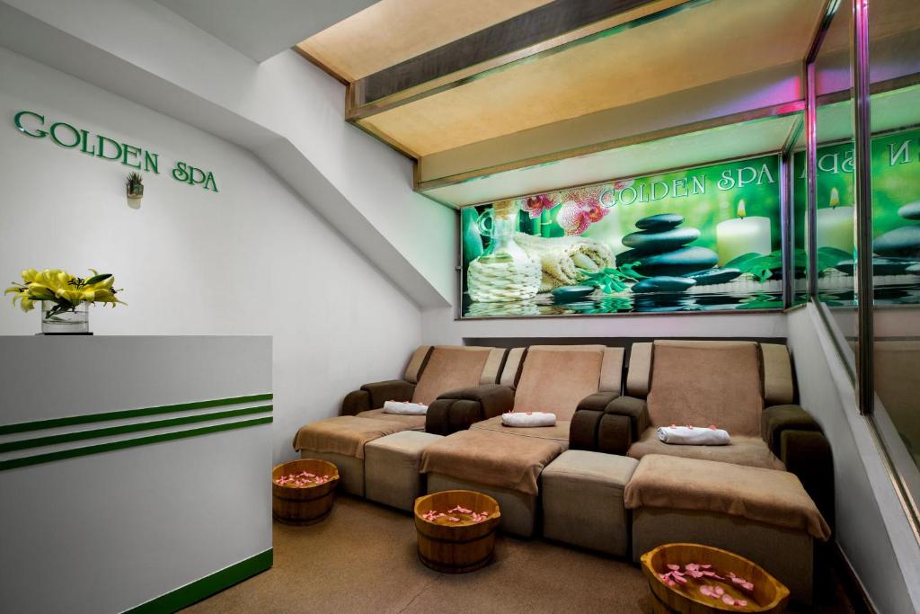 Khách sạn Golden Lakeside 