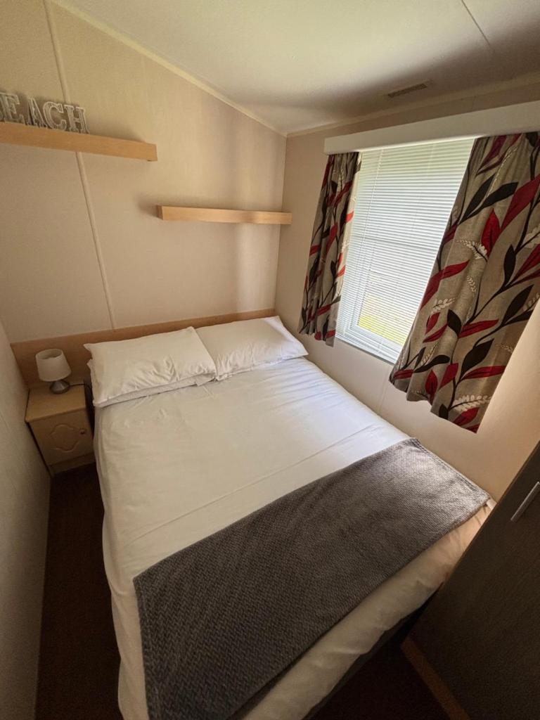 Seaview Holiday Rentals - Seawall - Tap to explore photos