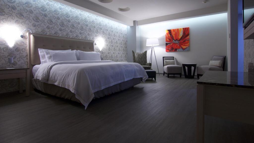 Сьюит (Полулюкс), Holiday Inn Express Mexico- Toreo