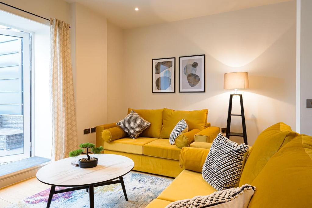 Large Duplex Apartment with Free Parking - Tap to explore photos
