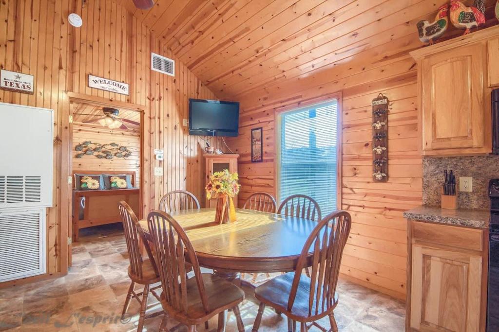 RR 9122SF Sunflower Cabin - Tap to explore photos
