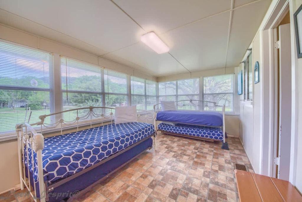 RR 9084BC Bluebonnet Cabin - Tap to explore photos