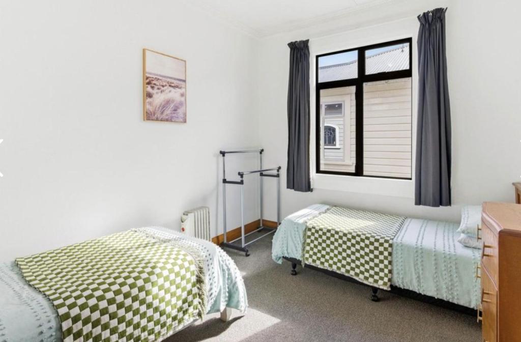 St Clair Holiday House - Tap to explore photos