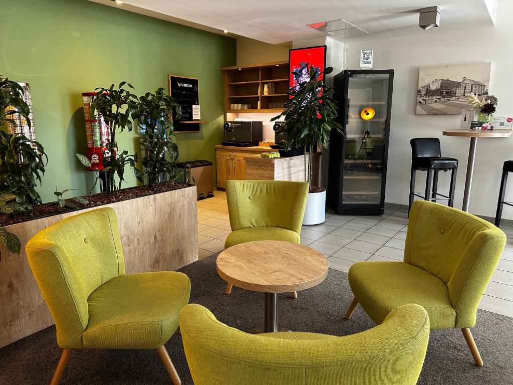 ADAPT APARTMENT HOTEL Berlin-Adlershof - Tap to explore photos