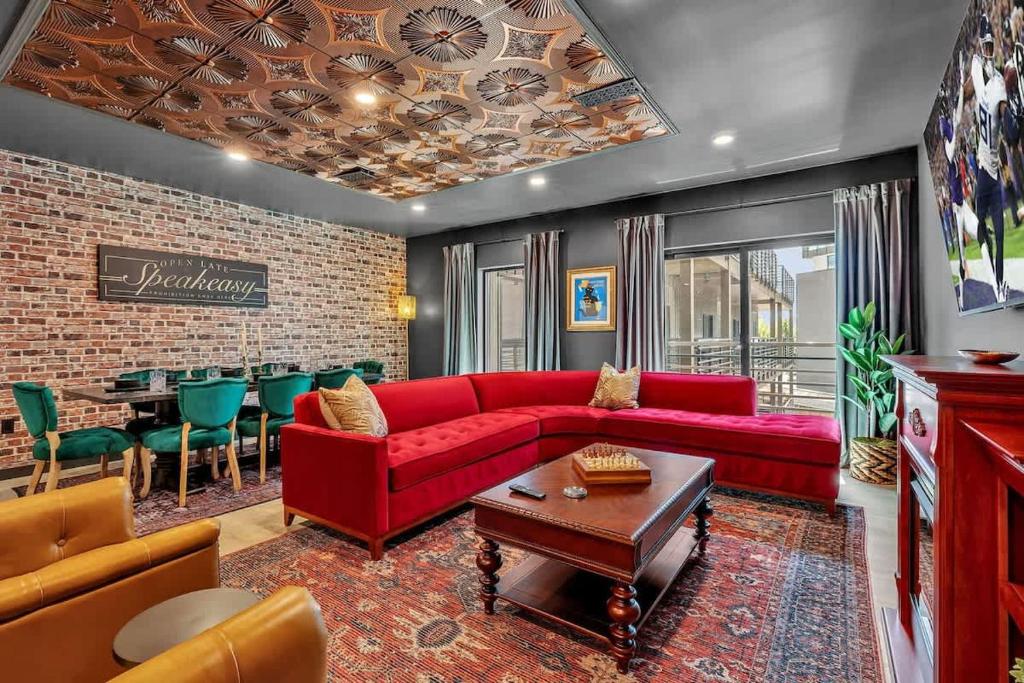 Hyve - Prohibition Parlor - Walk To Broadway - Tap to explore photos