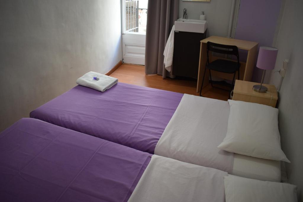 Hostal MiMi Las Ramblas Room Type - Twin Room with Shared Bathroom Hostal MiMi Las Ramblas Room Type - Twin Room with Shared Bathroom
