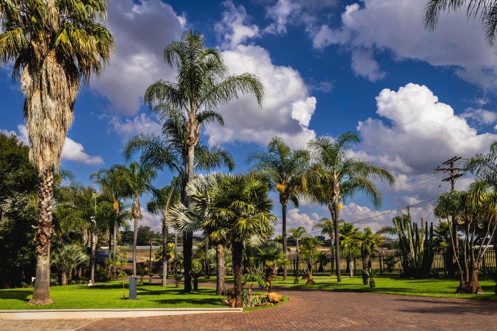 Palmera Guest House - Tap to explore photos