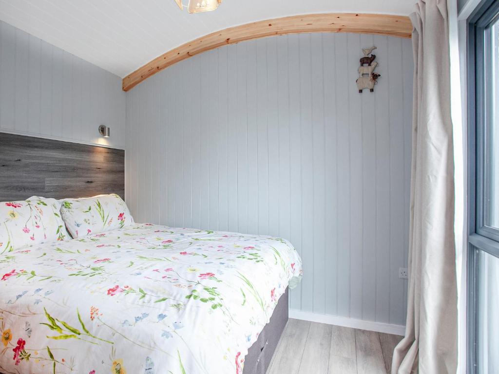 Moor Hen Shepherd Hut - Uk33888 - Tap to explore photos