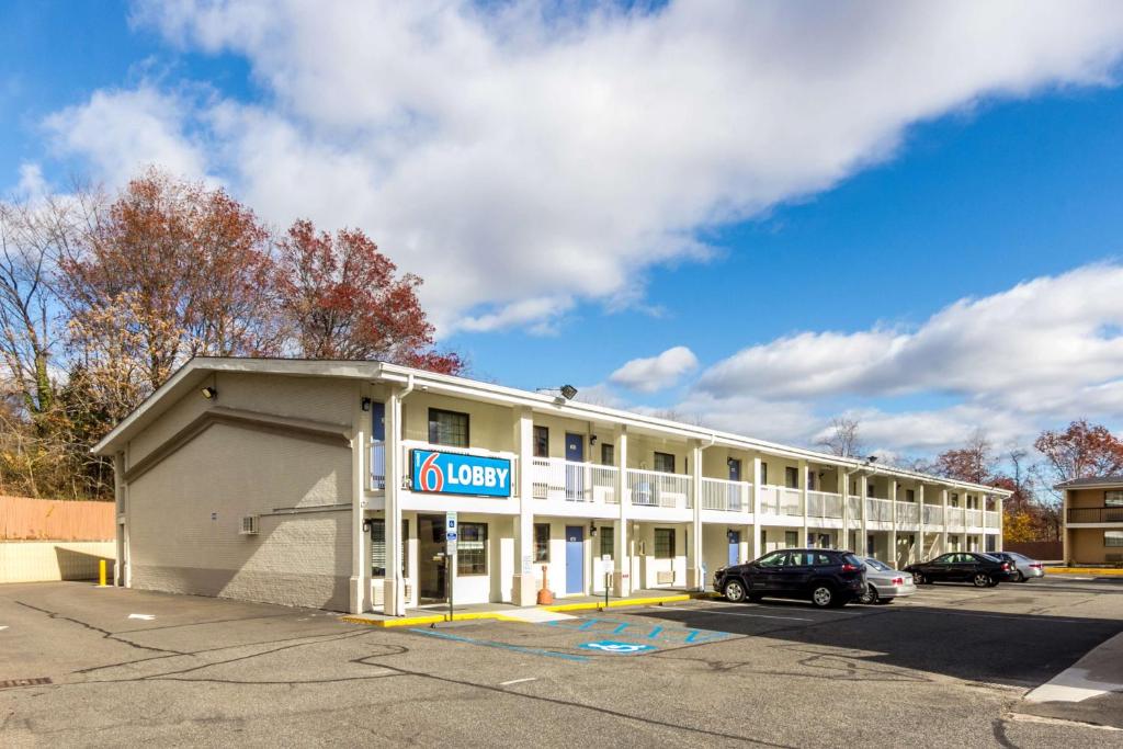 Motel 6 New Brunswick image