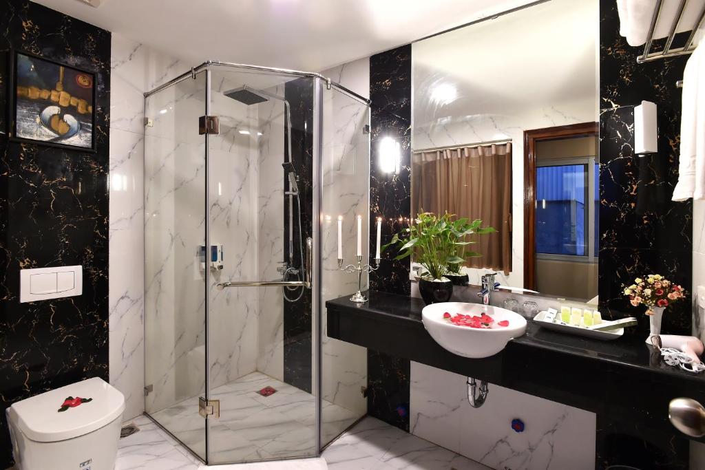 Двухместный (Улучшенный двухместный номер с 1 кроватью), Hanoi Eternity Hotel