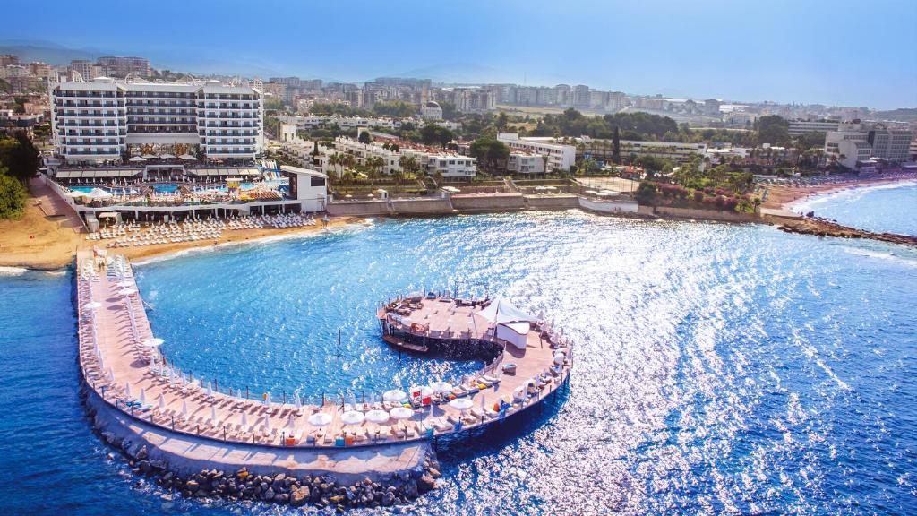 Azura Deluxe Resort & Spa - Ultra All Inclusive photo 2