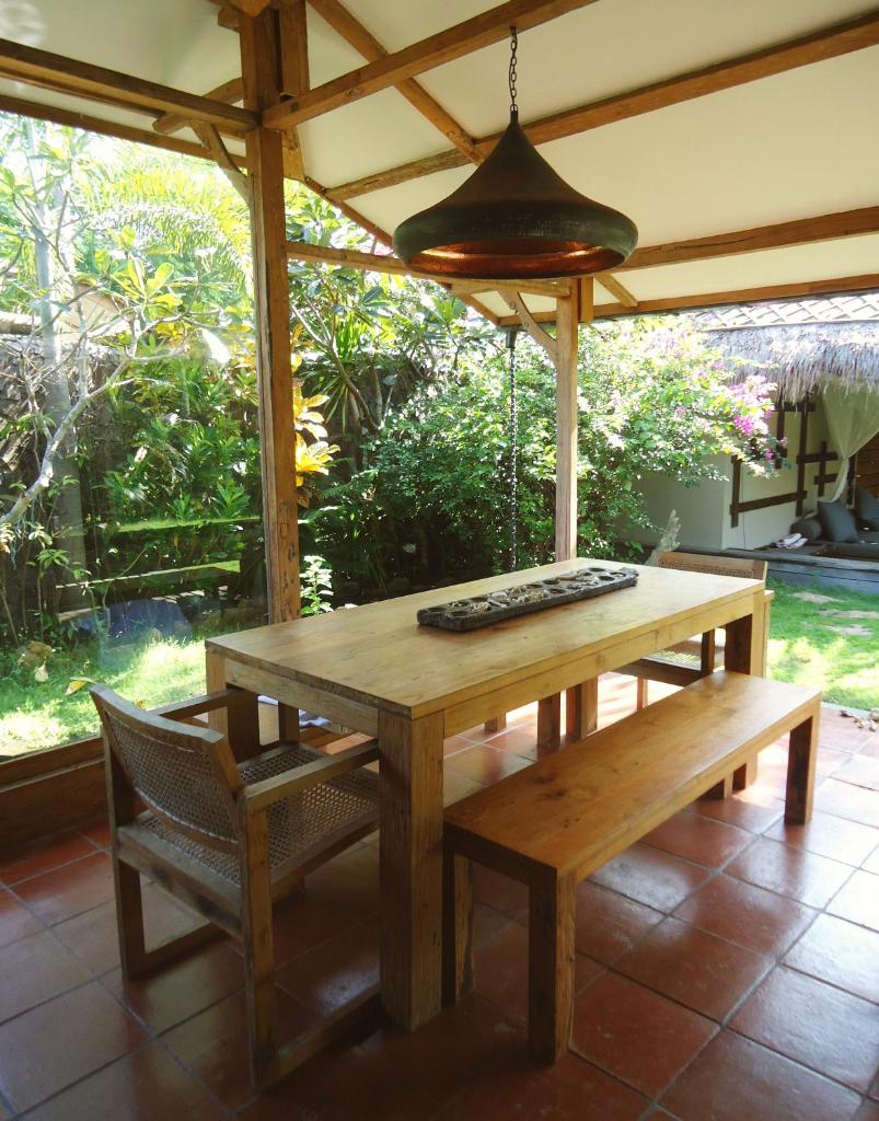 Villa with Private Swimming Pool Gili Trawangan - Tap to explore photos