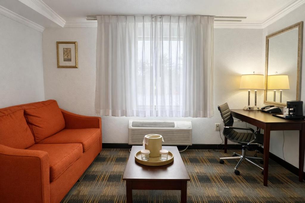Riverview Inn & Suites - Tap to explore photos
