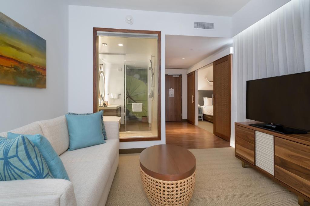 Сьюит (Люкс с 1 кроватью размера «king-size» и видом на океан), Hyatt Centric Waikiki Beach
